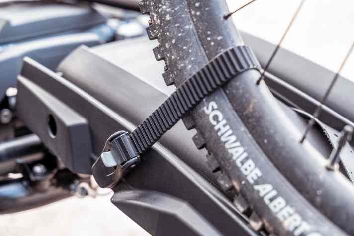 Schienen und Ratschenbänder bieten wenig Spielraum für große Bikes. Die hintere Ratsche ist schwer zu erreichen