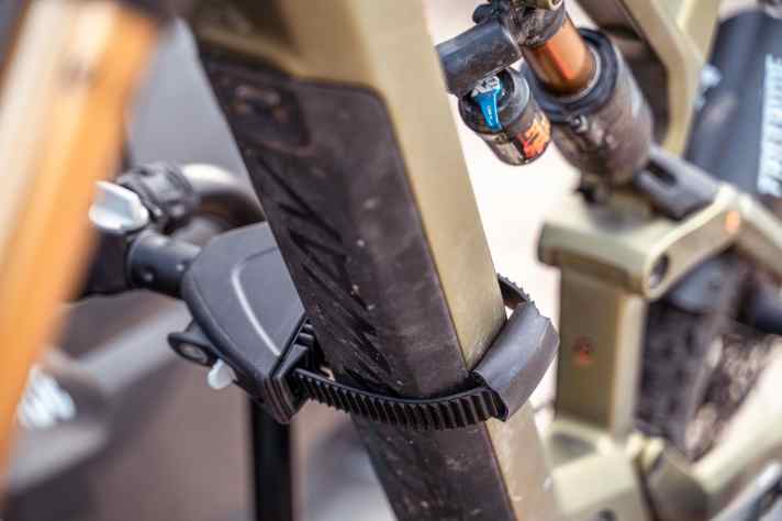 Erst mit den optional längeren Ratschenbändern packt der Atera auch fette Rohre