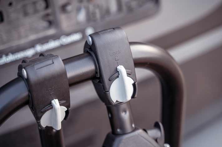 Das Versetzen der Greifer mit der zusätzlichen Gummierung ist umständlich und fummelig. Der abgerundete Bügel bietet nur wenige Montagepositionen