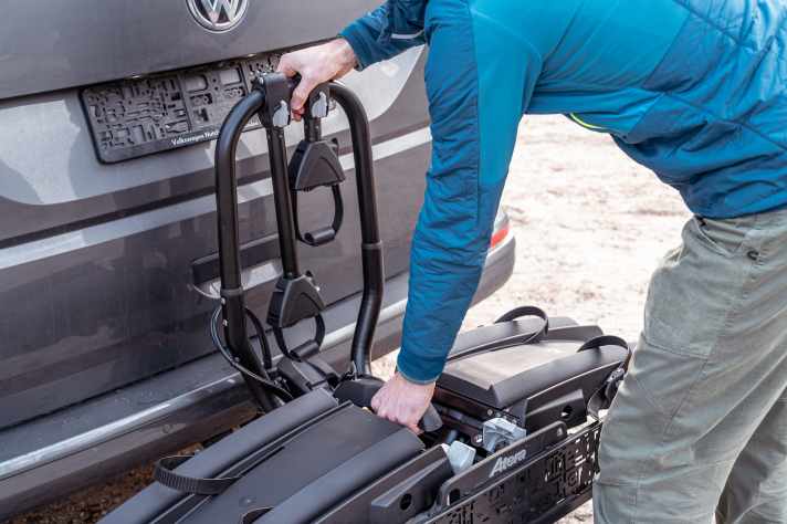 Der Klemmhebel befindet sich bei Atera in der Mitte. So lässt sich der Träger vor dem Klemmen leicht ausrichten