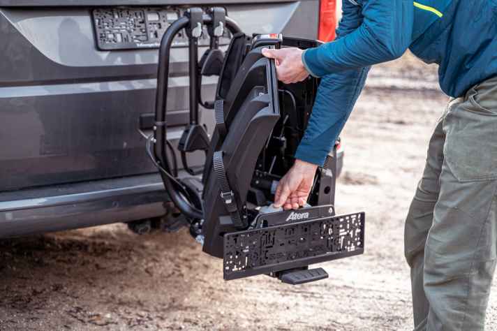 Die Schienen schwenken wie bei einem Raumgleiter zur Seite.