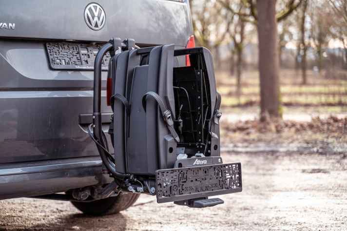 Die Schienenenden formen zwar Griffe. Die liegen aber weit auseinander. So lässt sich der schwere Träger nicht gut transportieren