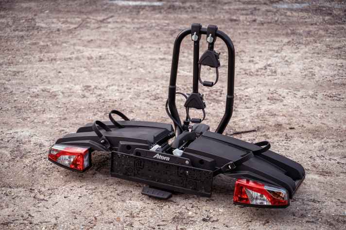 In der Praxis konnte der teure Atera nicht ganz überzeugen. Die Schwenk-Schienen bringen den Vorteil, dass die Rückleuchten geschützt nach hinten und die schmutzige Unterseite beim Transport nach innen zeigen