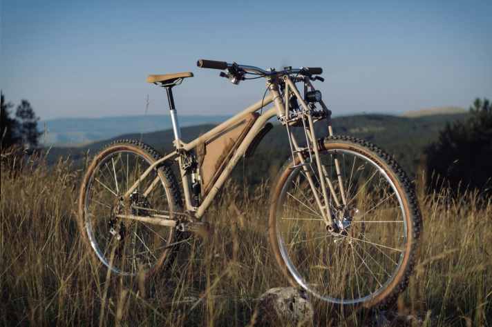 Das Auguste Causse Toujours Trailbike verbirgt gleich zwei Intend-Dämpfer und ist als Abenteuer-Bike konzipiert.