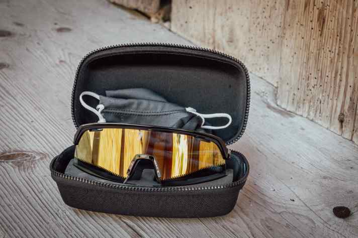Dans le grand étui rigide, il y aurait encore de la place pour un écran transparent interchangeable. Mais il n'est ni fourni ni disponible en tant qu'accessoire.