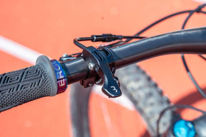 Unfortunately, the scope of delivery only includes a somewhat outdated lever for 2x gears