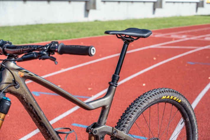 The saddle already has slight lateral play at the start of the test.