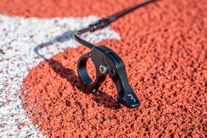 Die Schelle ist fix, lässt sich aber aufklappen. Die Montage des Seilzugs ist umständlich.