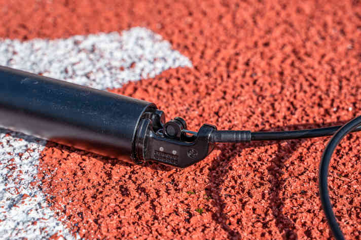 Die Aufhängung des Seilzugs ist up to date. Es muss lediglich eine Kabeltonne über das Ende des Seilzugs geschoben werden.