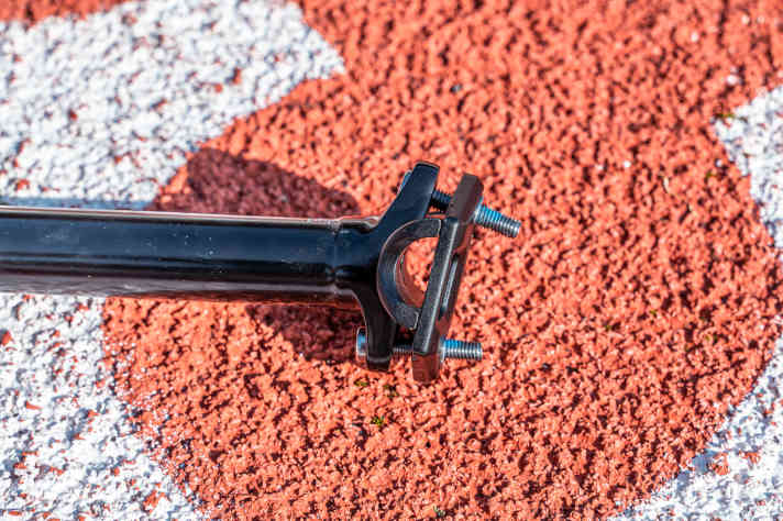 Der Stützenkopf wirkt billig. Die Sattelaufnahme drückt sehr punktuell auf das Sattelgestell - Achtung bei Carbon-Sätteln.