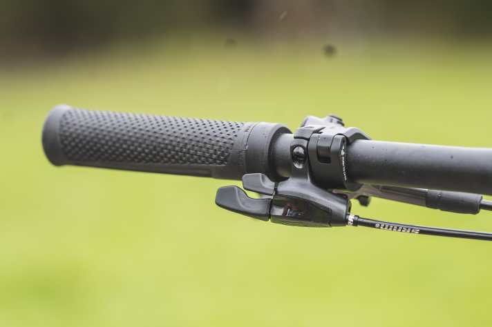 The suspension fork of the Cube hardtail can be locked using the handlebar remote. Good for riding out of the saddle.