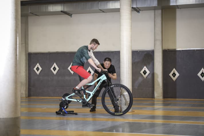 Nothing escapes the eyes of Dr Kim Tofaute. The ergonomics specialist is Albert's first noble helper in the duel with the planned 3000 metre altitude tour.