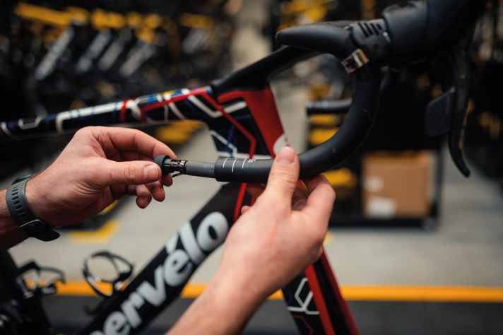 Ideales Versteck: Die komplette Elektronik vom Bikefinder passt in quasi jeden Lenker...