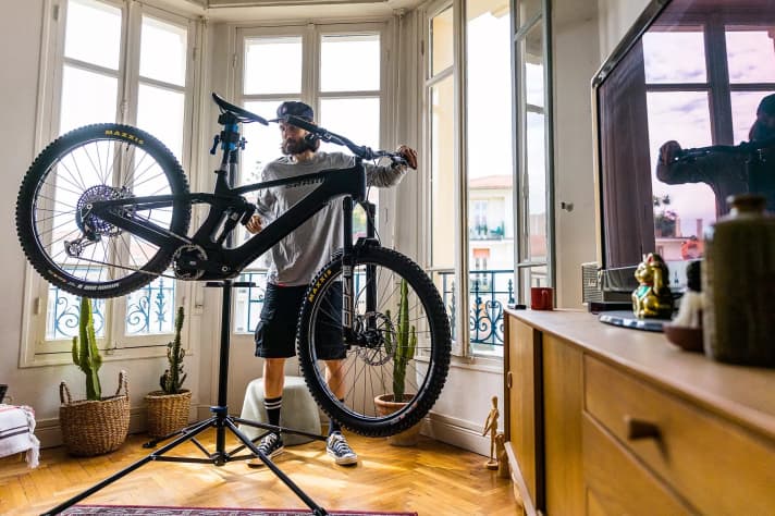 For Yannik Pontal, city life and bike passion can be ideally combined in Nice. It's just a stone's throw from the city centre to the network of single trails in the surrounding hills.