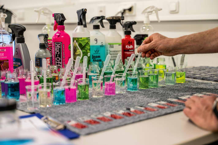 Eine einheitliche Testnorm für Fahrradreiniger gibt es nicht. Daher haben wir uns an den Testmethoden von Dr. Wack orientiert, die auch in anderen Bereichen der Industrie Anwendung finden. Die Tests wurden unter unserer Aufsicht im BIKE-Labor in München durchgeführt.