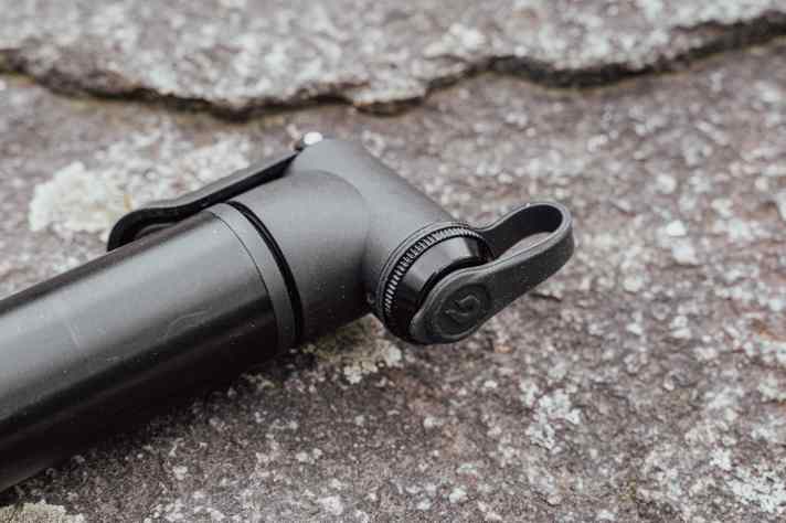 A dust cap protects the pump head from dirt.
