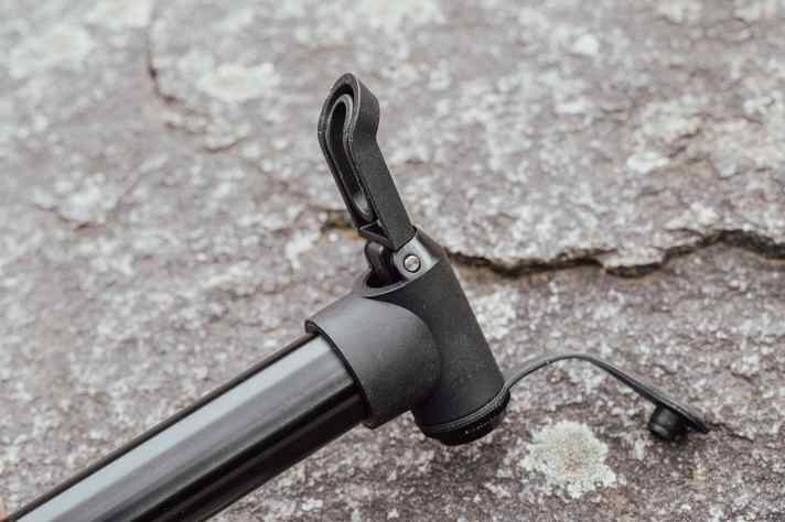 Der Klemmhebel ist groß und gut erreichbar. Mit ihm lässt sich die Pumpe sicher am Ventil fixieren.