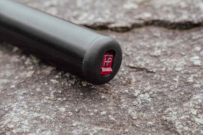 Am unteren Ende der Pumpe befindet sich ein Hebel, mit dem man zwischen hohem Druck oder großem Volumen wählen kann.