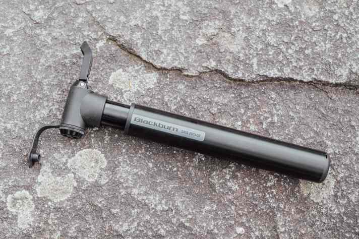 Viel Alu, großes Volumen und clevere Details: Blackburn hat mit der Grid 2Stage eine starke Pumpe für Biker im Programm.