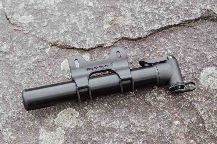 A bracket for the bottle cage position is included in the scope of delivery. Unfortunately, the pump head is not fixed and can extend while riding.