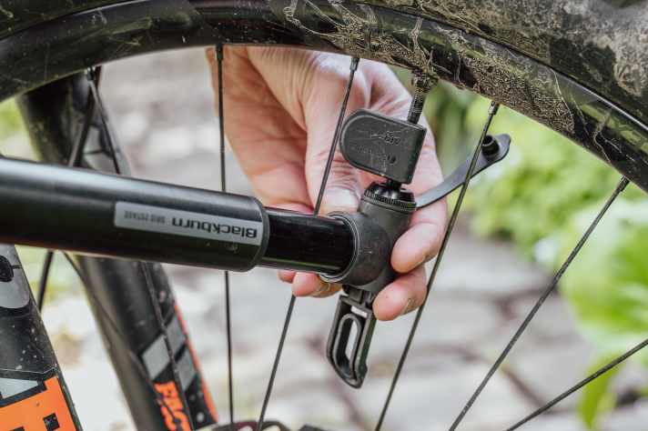 Der kurze Pumpenkopf ist allerdings nur schwer zu halten. Zudem besteht die Gefahr, dass man sich die Finger klemmt.