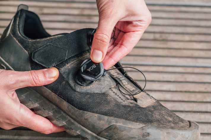 The new rotating wheel is inserted into the bayonet from above. Press firmly once and it engages securely