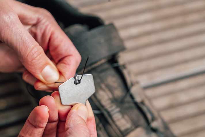 Mit der Öse am Tool zieht man dann die Knoten straff