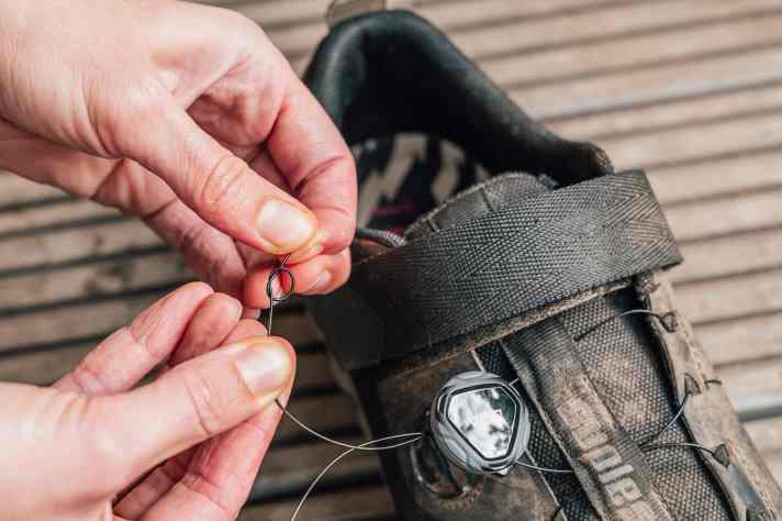 Beide Enden werden mit einem einfachen Knoten versehen
