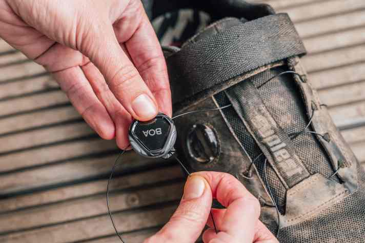 Anschließend fädeln man das untere Ende durch die untere Öffnung