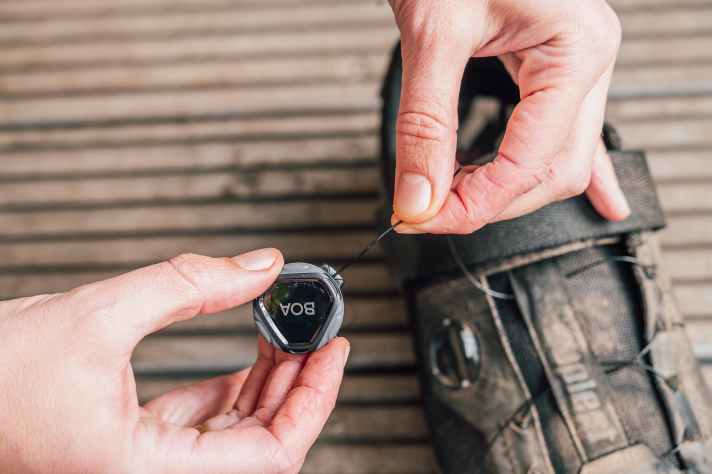 Das ober Ende kommt - ganz logisch - in die obere Öffnung am Rädchen