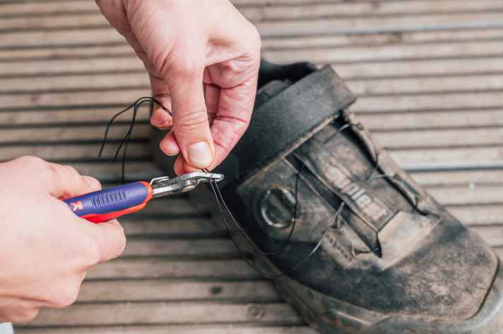 Both ends are shortened to the same length using the pliers