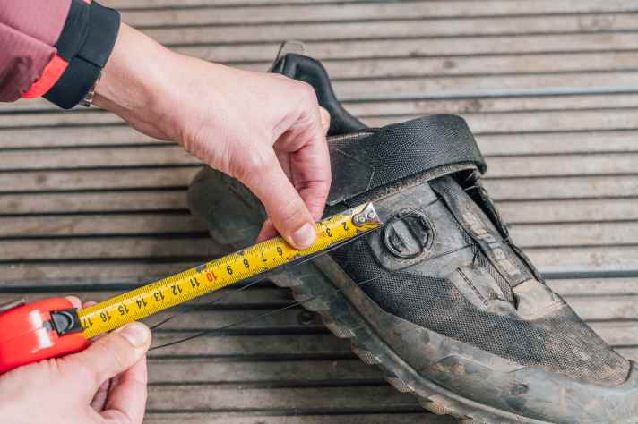 10 bis 12 Zentimeter sollte der Senkel am Bajonett überstehen