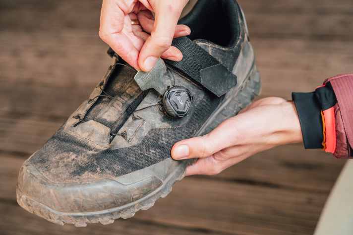 Use the small tool to lever the wheel out of the bayonet