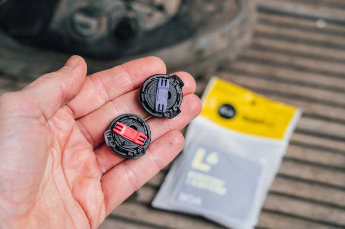 Beim Austausch muss man auf die korrekte Seite achten. Die Farbe sagt welches Rädchen wohin gehört