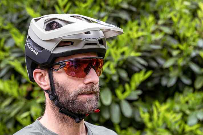 Vom Schnitt her ist die Sphaera eher klassisch gehalten und sitzt stramm auf dem Kopf