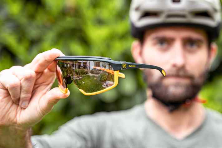 Typisch Evil Eye: Schweißband und im Winkel verstellbare Bügel