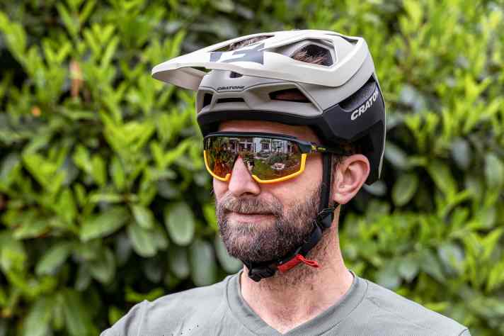 Evil Eye remains true to the classic full-frame style with the Traileye NG. Also available for narrow faces