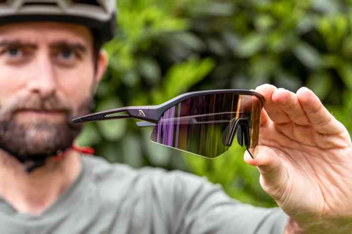 Bei Alpina gibt`s mit der Sonic eine windschnittige Brille für sportliche Biker