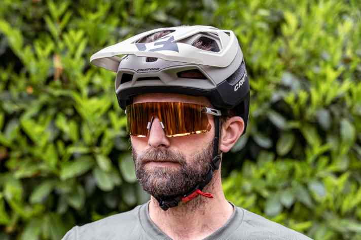 Die goldene Scheibe sieht abgefahren aus. Die Brille baut etwas breit und hat wenig Spannkraft