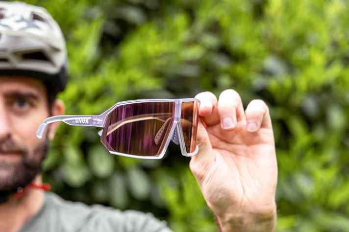 Auch Uvex hat mit der 237 eine stylishe Shield-Brille im Programm