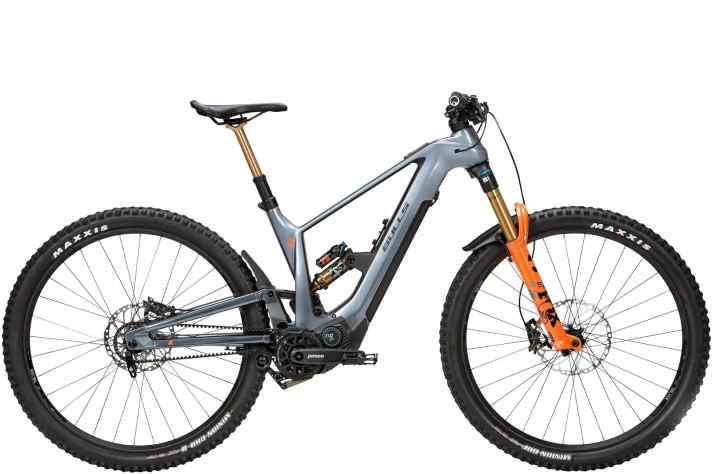 With a Pinion motor and 150 millimetres of suspension travel, the Bulls Vuca aims to cut a fine figure on trails and in everyday life. Second place in the Tour category of the E-MTB Of The Year 2024 awards.