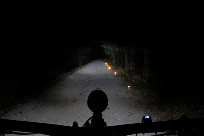 Trotz der knapp 180 Lux reicht die IQ-XM nicht wirklich für Trailfahrten in der Nacht