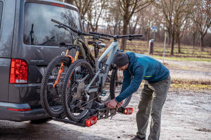 Die Abklappfunktion muss per Hand entriegelt und bedient werden