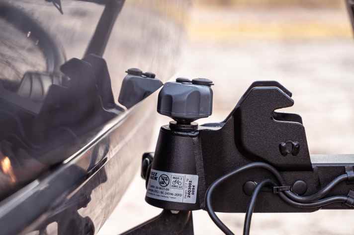 Der Drehknauf baut recht hoch. Bei manchen Fahrzeugen wird es eng am Kofferraum. Die Heckklappe an Bussen lässt sich gar nicht öffnen