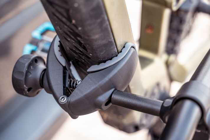 Weniger praktisch sind die kleinen Greifer. Wuchtige E-Bike-Rohre packen sie nicht