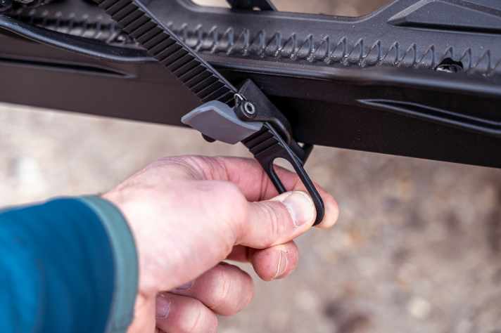 Eine Ratschenfunktion gibt es hier nicht. Die Gurte müssen per Hand festgezogen werden