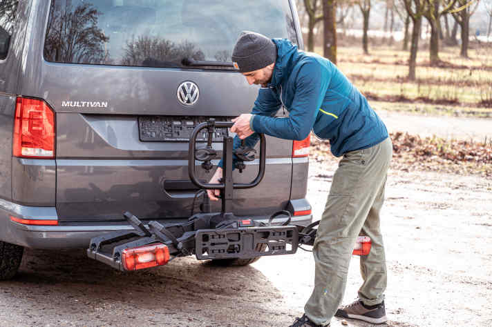 Einzigartig: Der Bügel mit den Greifern sitzt zwischen den beiden Schienen und lässt sich in der Höhe verstellen