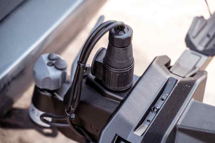 The plug sits on a solid holder directly on the coupling