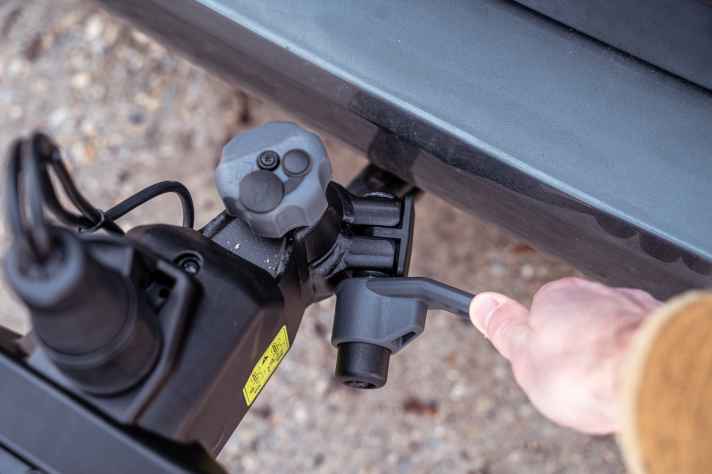 Mit dem Drahknauf öffnet man die Kupplungsaufnahme. Anschließend muss der Träger über den Hebel geklemmt werden