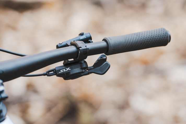 Mechanical and proven: The Shimano SLX drivetrain suits the attractively priced Canyon Lux Trail CF7 well.